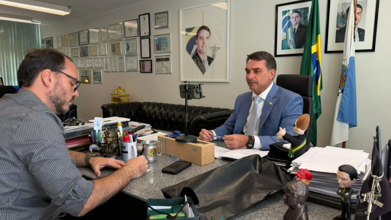 Carlos Bolsonaro pede piedade de Deus após fuga de Flávio para os EUA