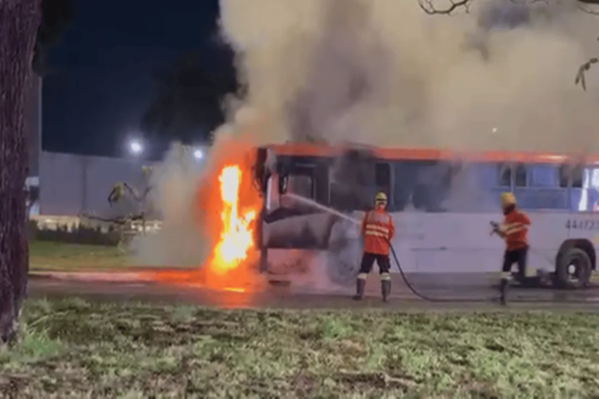 Passageiros são retirados às pressas após ônibus pegar fogo na Asa Sul