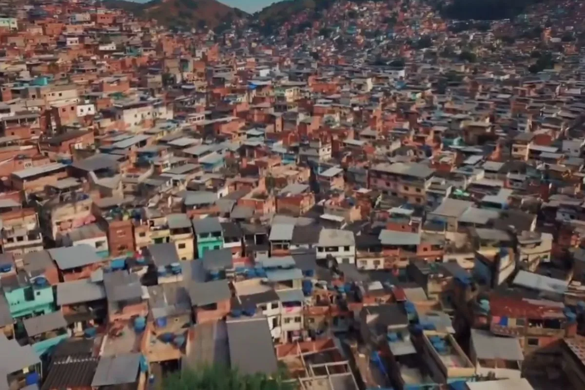 Criança é atingida por tiro durante comemoração no Complexo da Penha