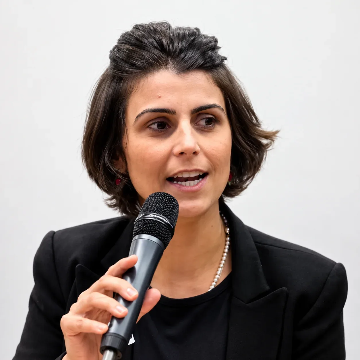 PERDEU: A feminista Manuela d’Ávila, do PSOL, perde a eleição para o Senado no Rio Grande do Sul