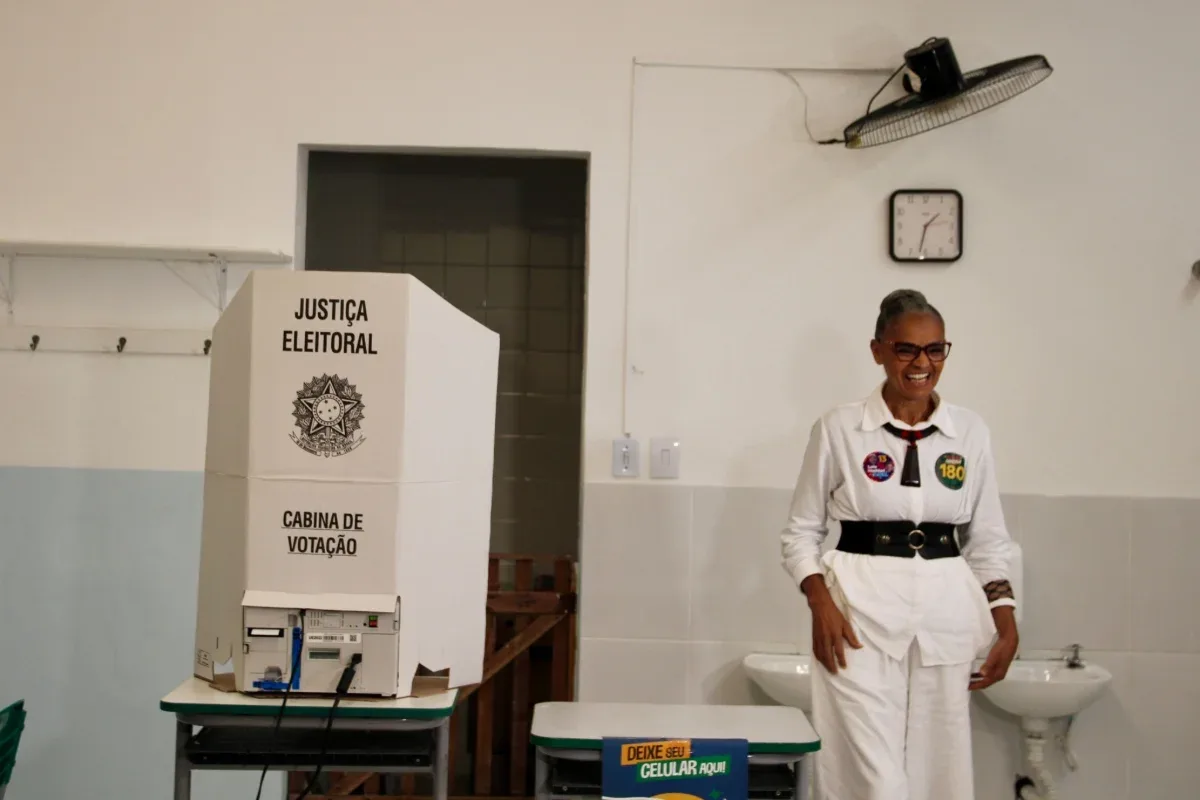 Marina Silva vota em Santos: "Alguns não sabem respeitar democracia"
