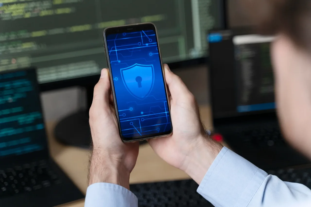 Norton lança Safe AI após alta de 54% em conteúdo malicioso entregue por chatbots de IA