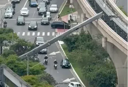 Guindaste cai em monotrilho e atinge trem em São Paulo
