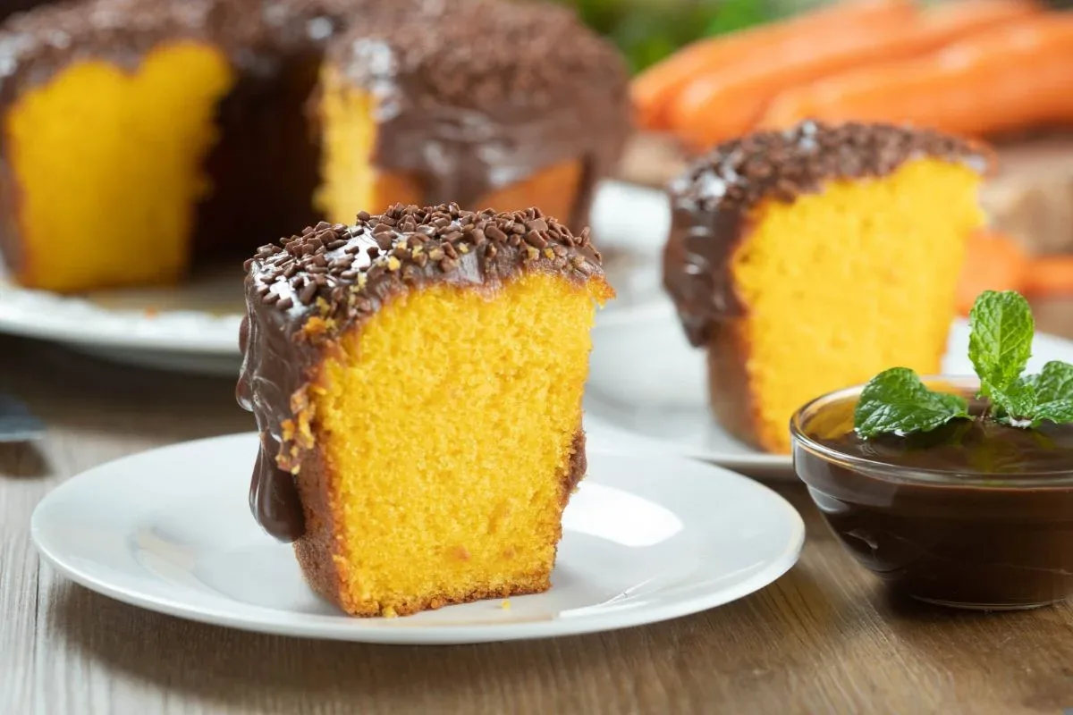 Receita simples de bolo de cenoura fofinho com calda de chocolate