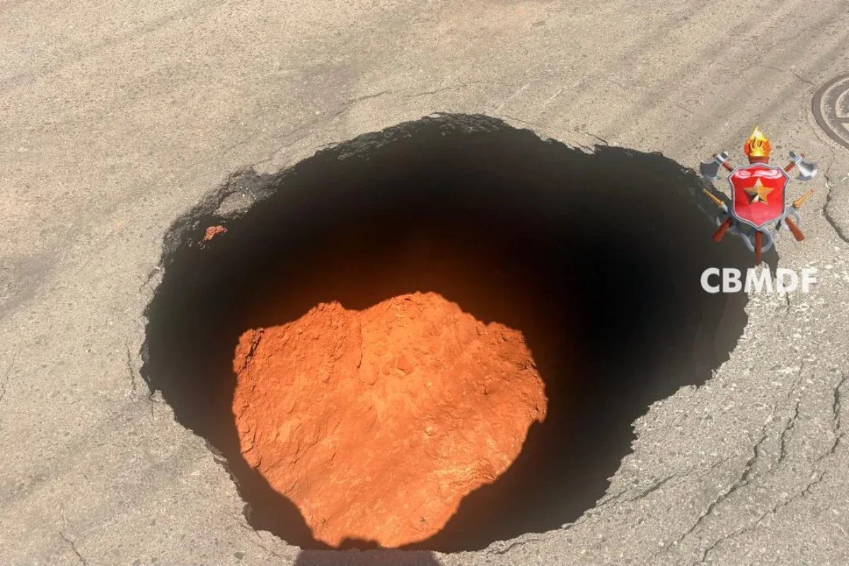 Cratera de 4 metros se abre após asfalto ceder em pista da Asa Norte