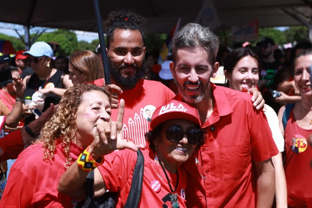 Em ato de professores, Grass promete reestruturar carreira da categoria