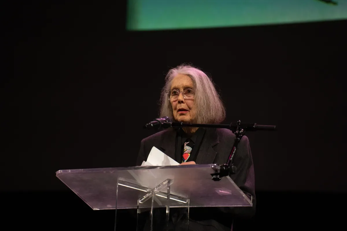 Buscas por Anne Carson aumentam após Prêmio Nobel da Literatura 2026