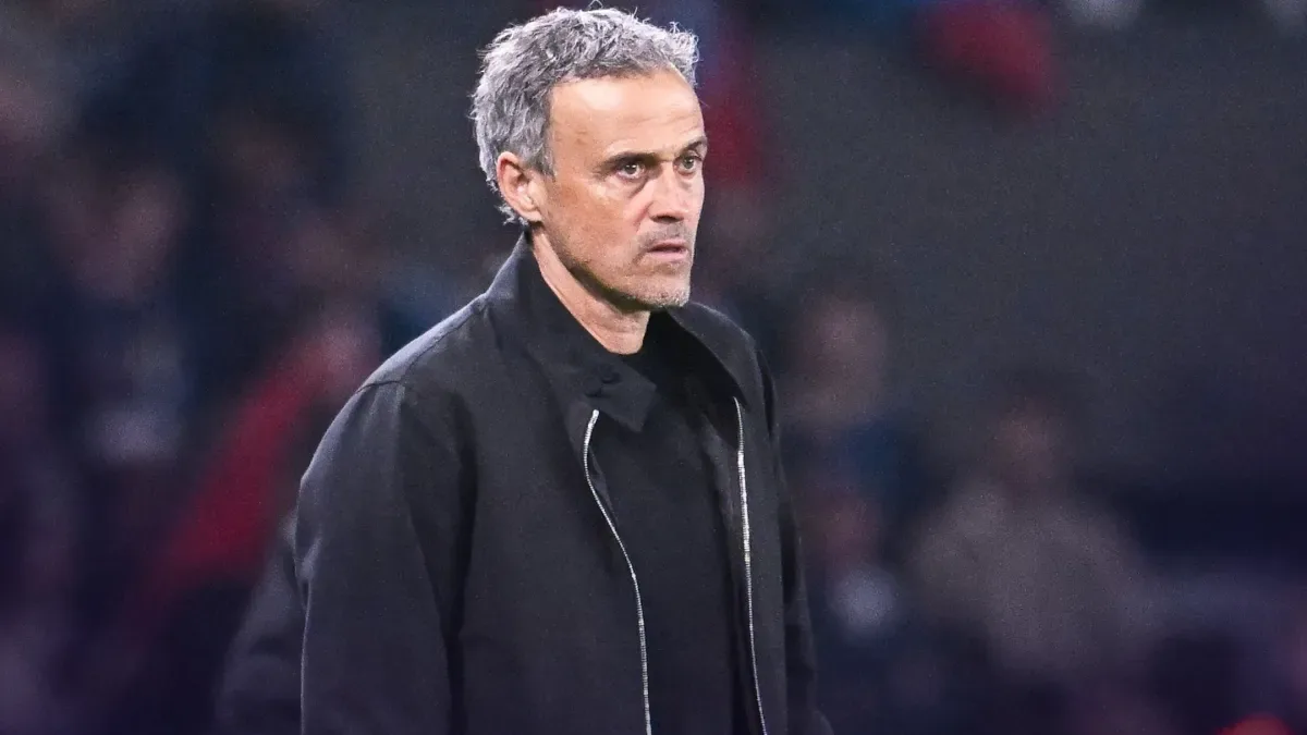 Valderrama surpreende e raspa cabeleira histórica que fez fama no futebol
