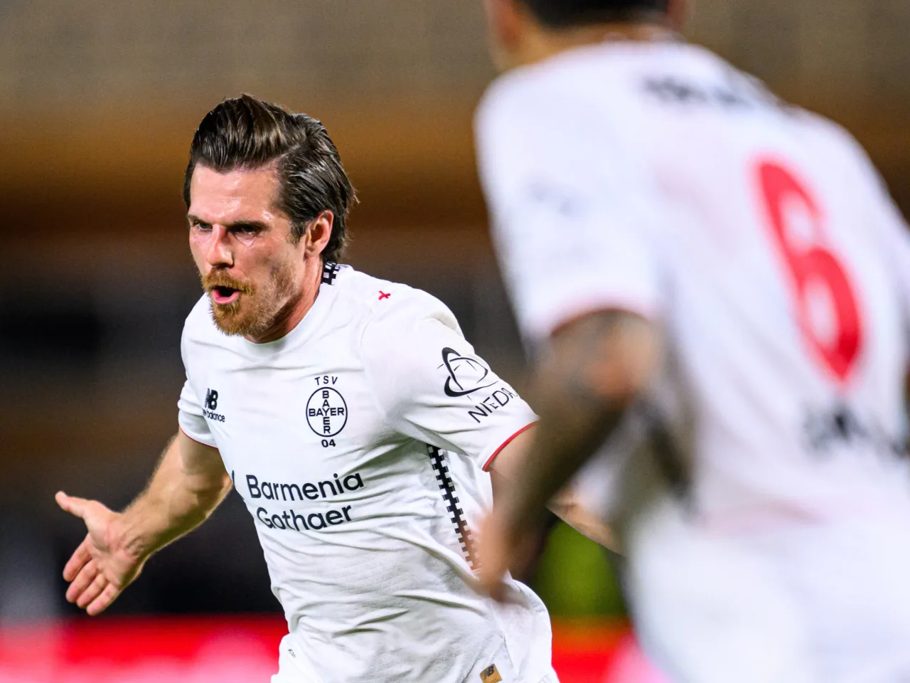 Bayer Leverkusen domina o OFI, vence por 2 a 0 e mantém 100% na Liga Europa