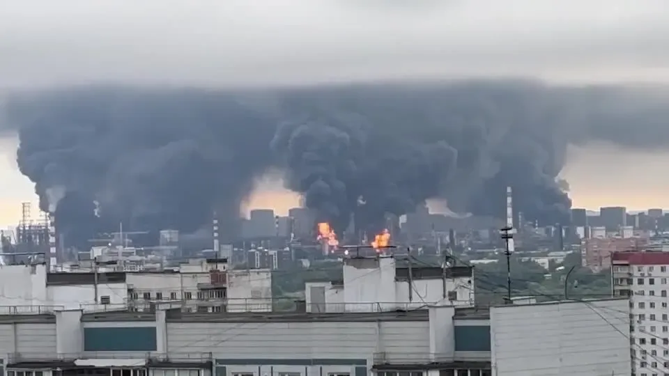 Ataque ucraniano com drones provoca incêndio em refinaria russa