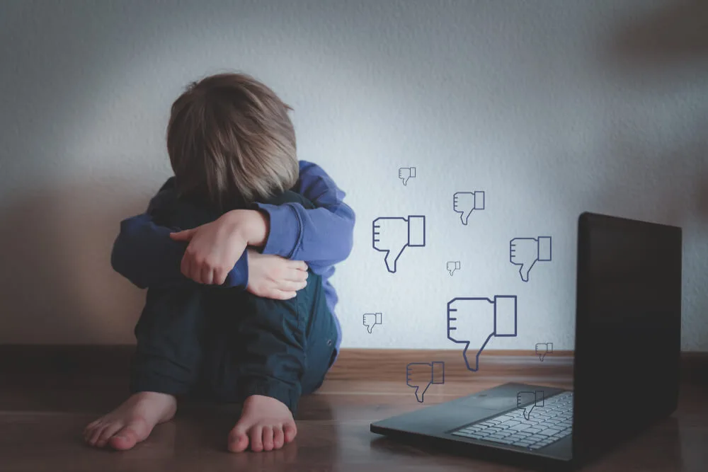 Jogos online, perfis falsos e IA: cyberbullying atinge 17% das crianças no Brasil e vai além do ambiente escolar