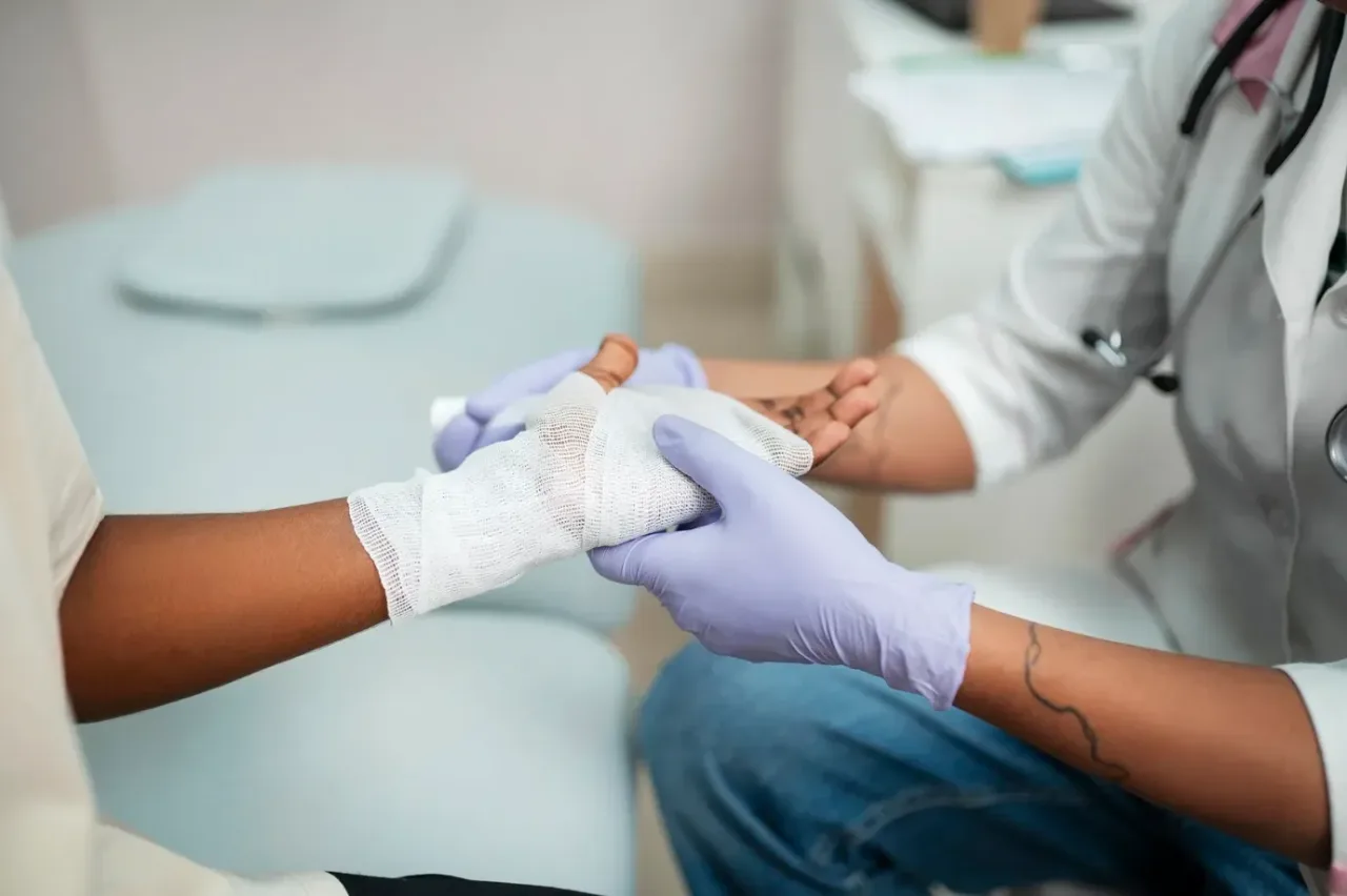 Por que a pele das mulheres cicatriza mais rápido? Cientistas investigam