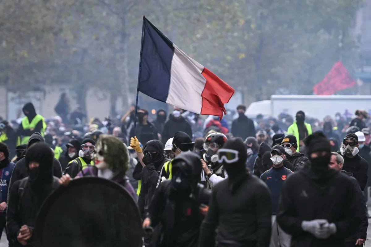 Protesto na França deixa 1.200 presos e 150 policiais feridos