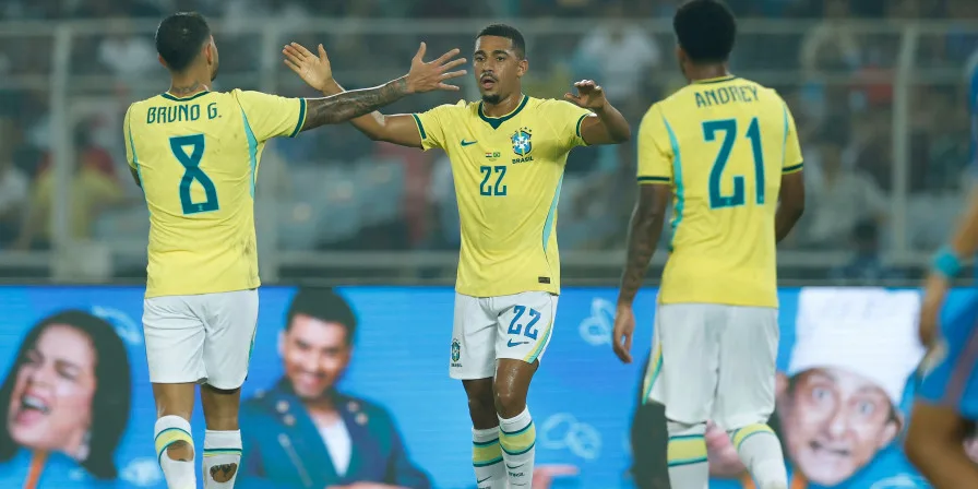 Samuel Lino vibra com primeiros gols pela Seleção Brasileira