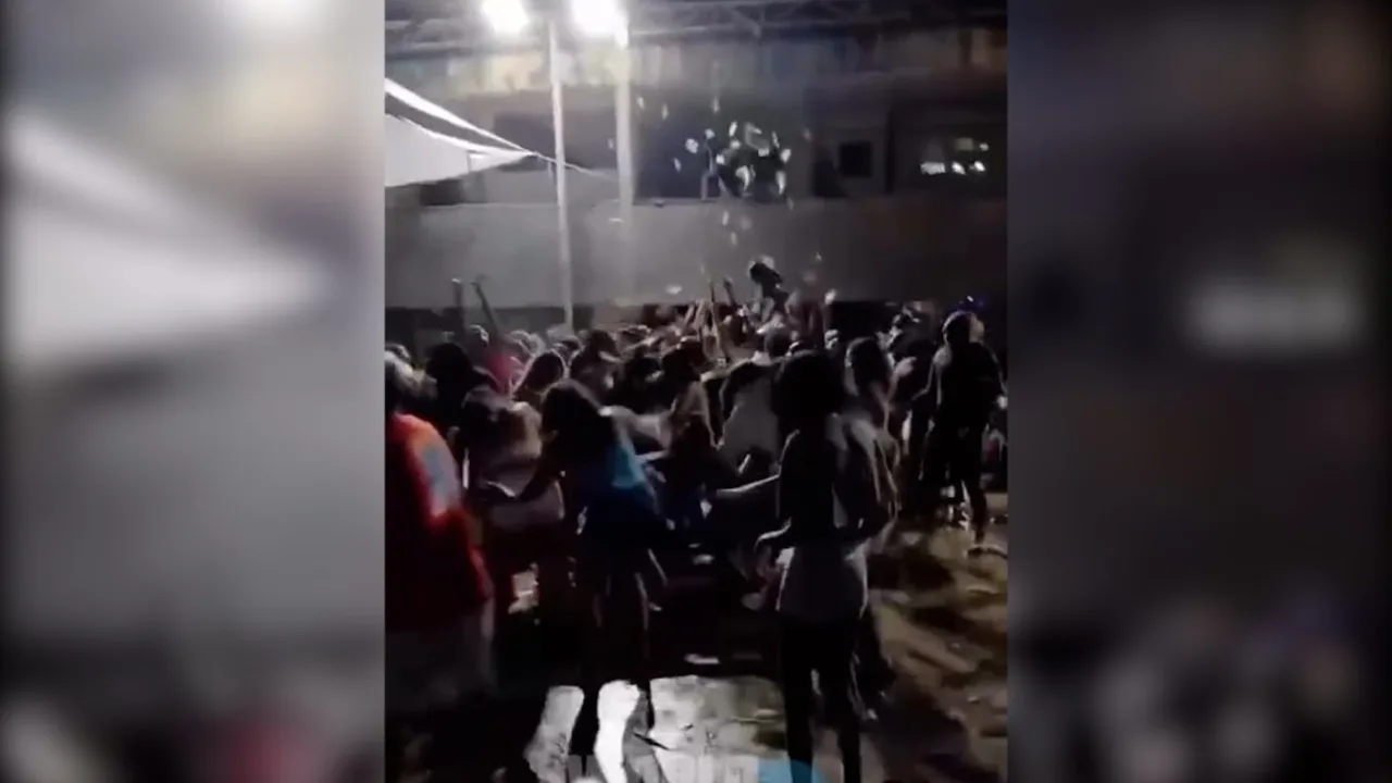 "Silvio Santos do CV": traficante lança maços de notas de R$ 100 em favela