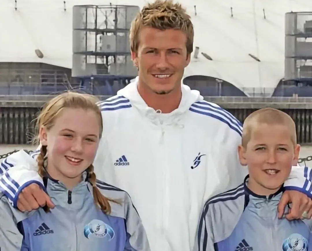 Foto de 2005 viraliza com Harry Kane criança ao lado de Beckham e futura esposa