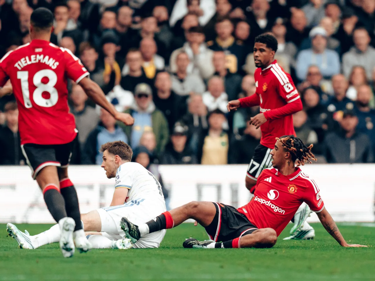 Manchester United apenas empata com o Leeds e estende sequência negativa