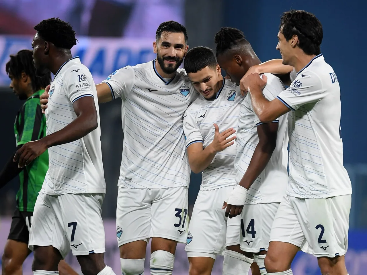 Lazio atropela Sassuolo em jogo de oito gols e lidera o Campeonato Italiano