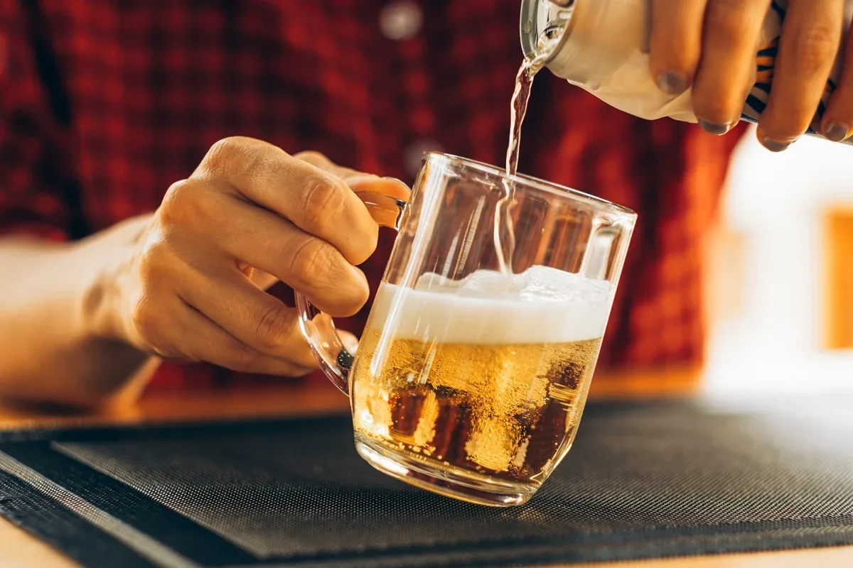 Nutricionista avalia prós e contras de consumir cerveja com proteína