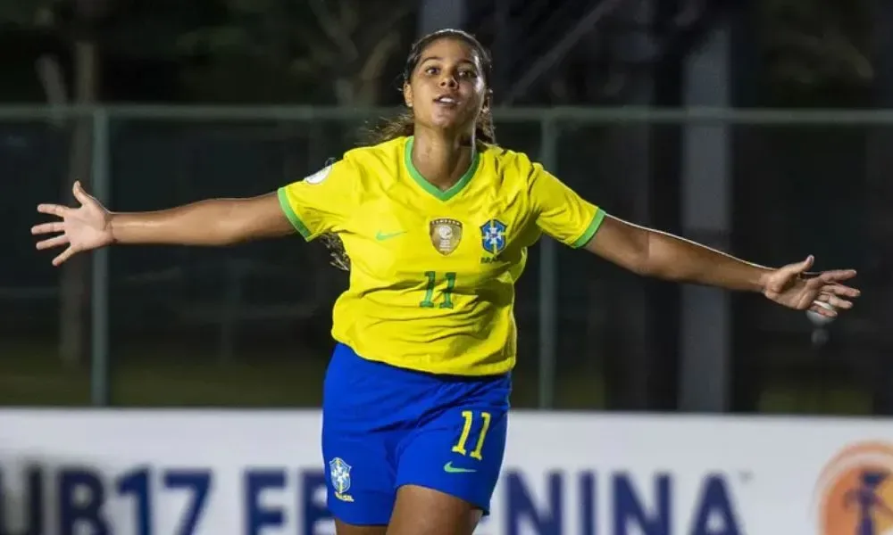 Jogadora brasileira é apontada por Messi como um das principais promessas do futebol