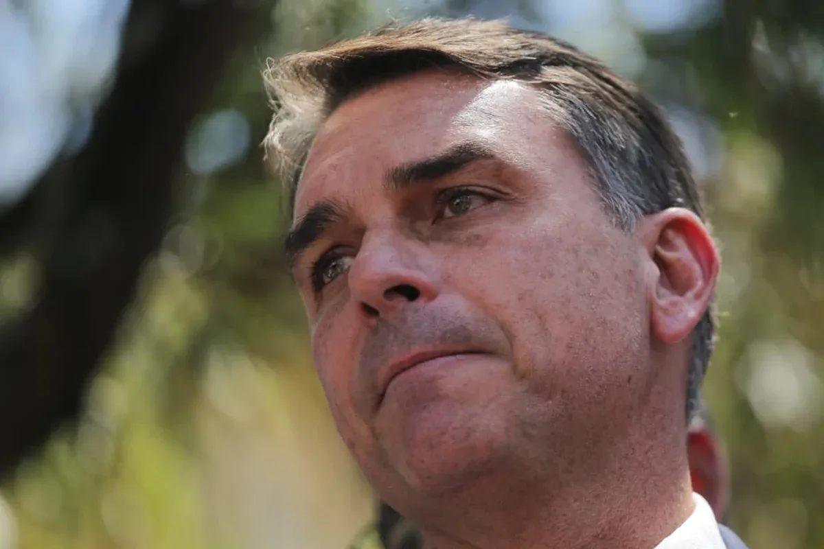 Lindbergh Farias aciona PF e pede investigação de Flávio no caso INSS