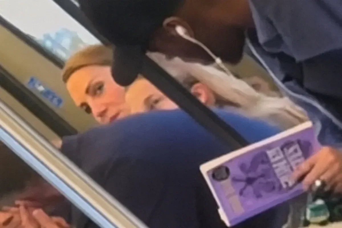 Princesas Kate e Charlotte curtem dia de garotas com passeio de metrô