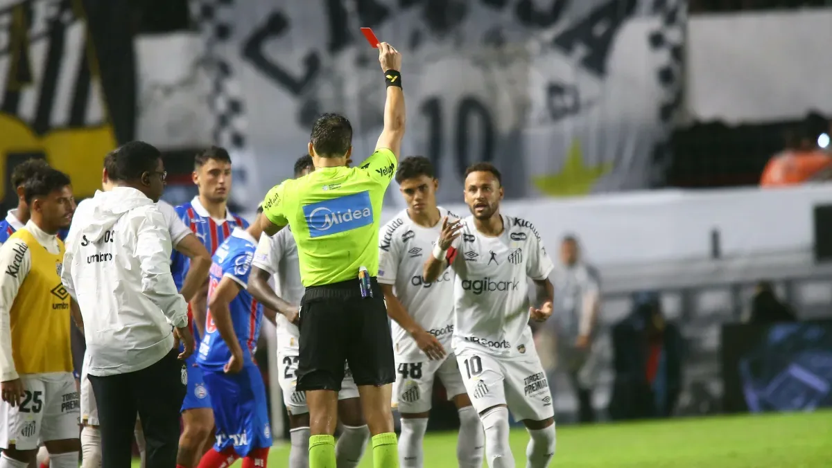 Um dia após expulsão, Neymar vota em Santos e é cercado por fãs; assista