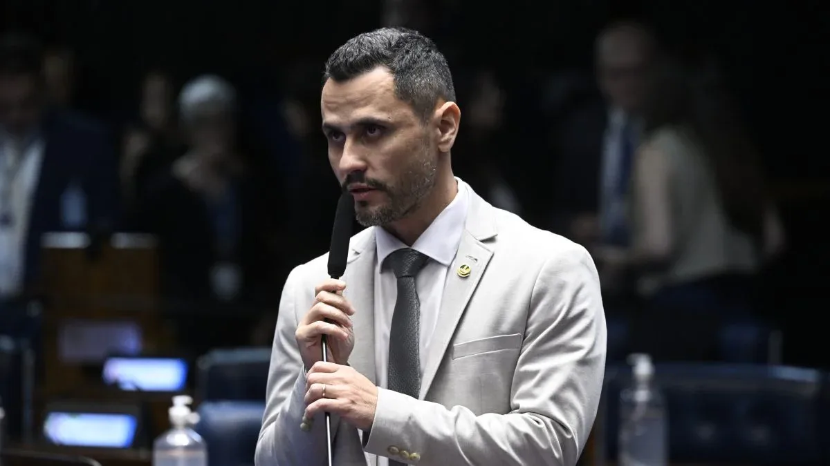 Cleitinho apoia Flávio e compara divergência sobre 6 X 1 a casamento