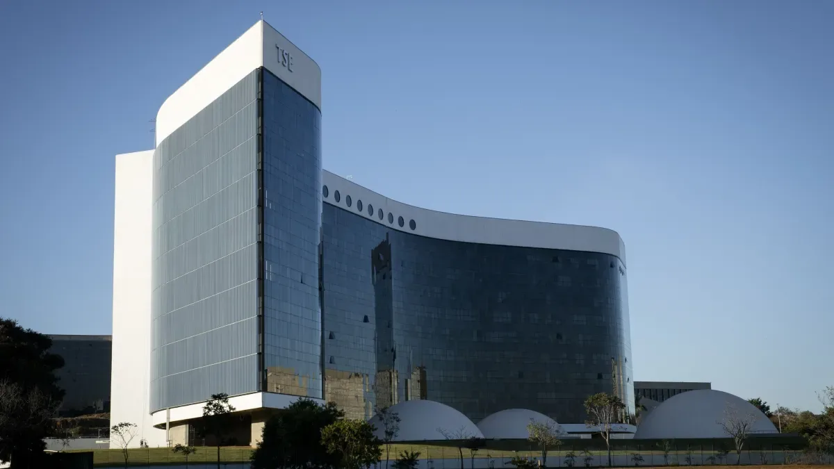 Justiça aceita notícia-crime de Flávio contra site que oferecia criptomoeda