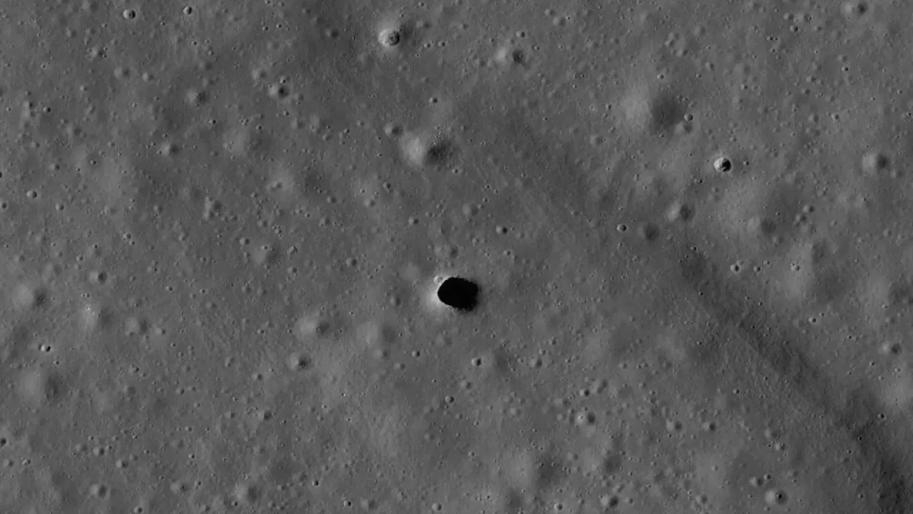 NASA vai investigar buraco na Lua que pode levar a uma caverna