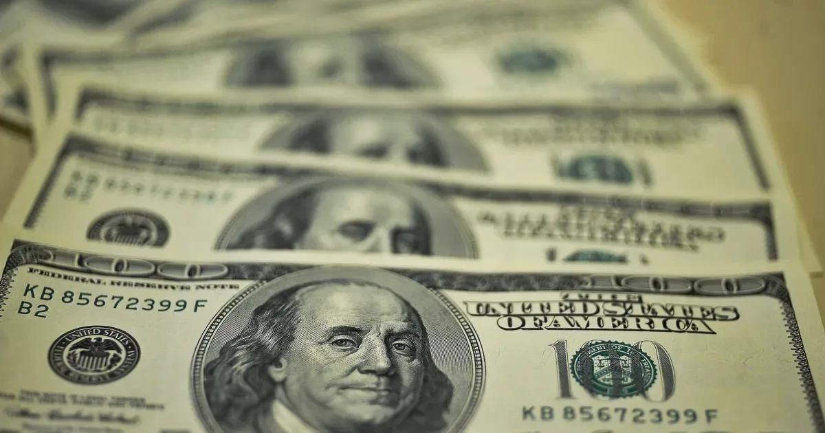 Dólar vai a R$ 5,44 e tem maior alta desde dezembro de 2025