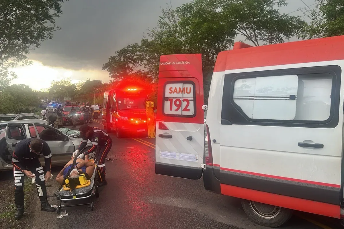 Homem de 57 anos morre após colisão frontal de carros na Grande BH
