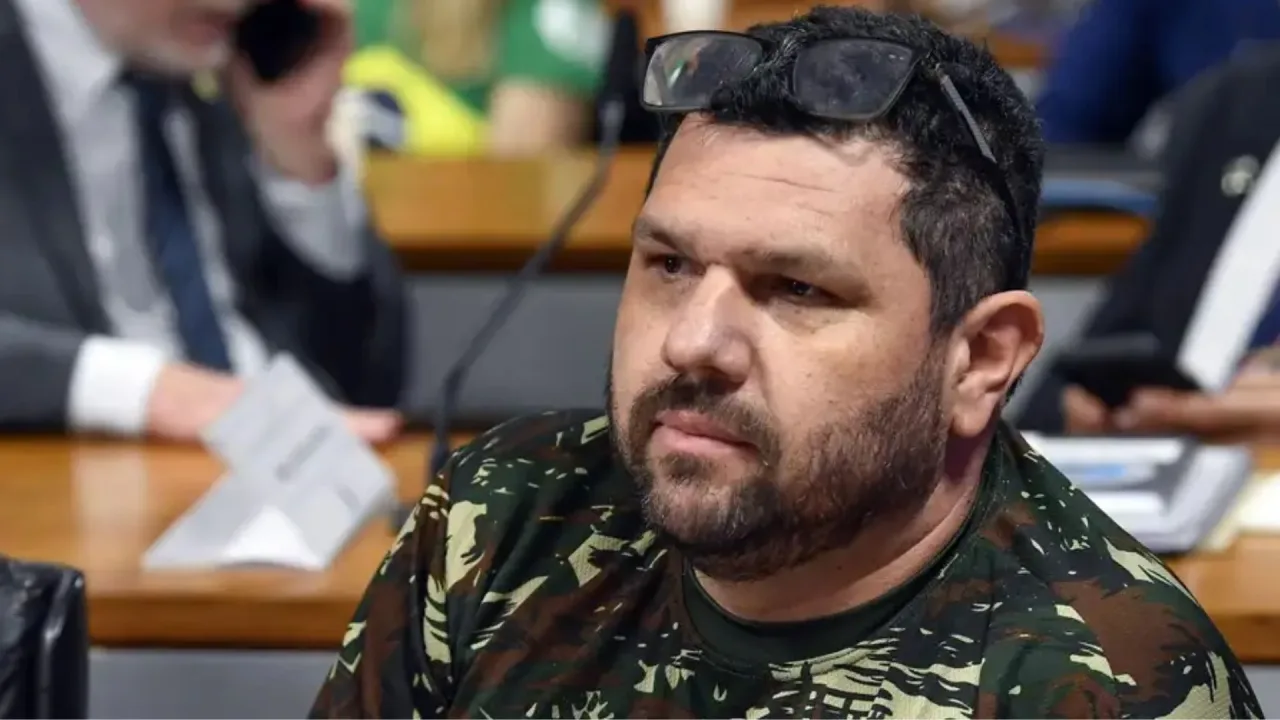Defesa de Oswaldo Eustáquio pede acareação com Mauro Cid