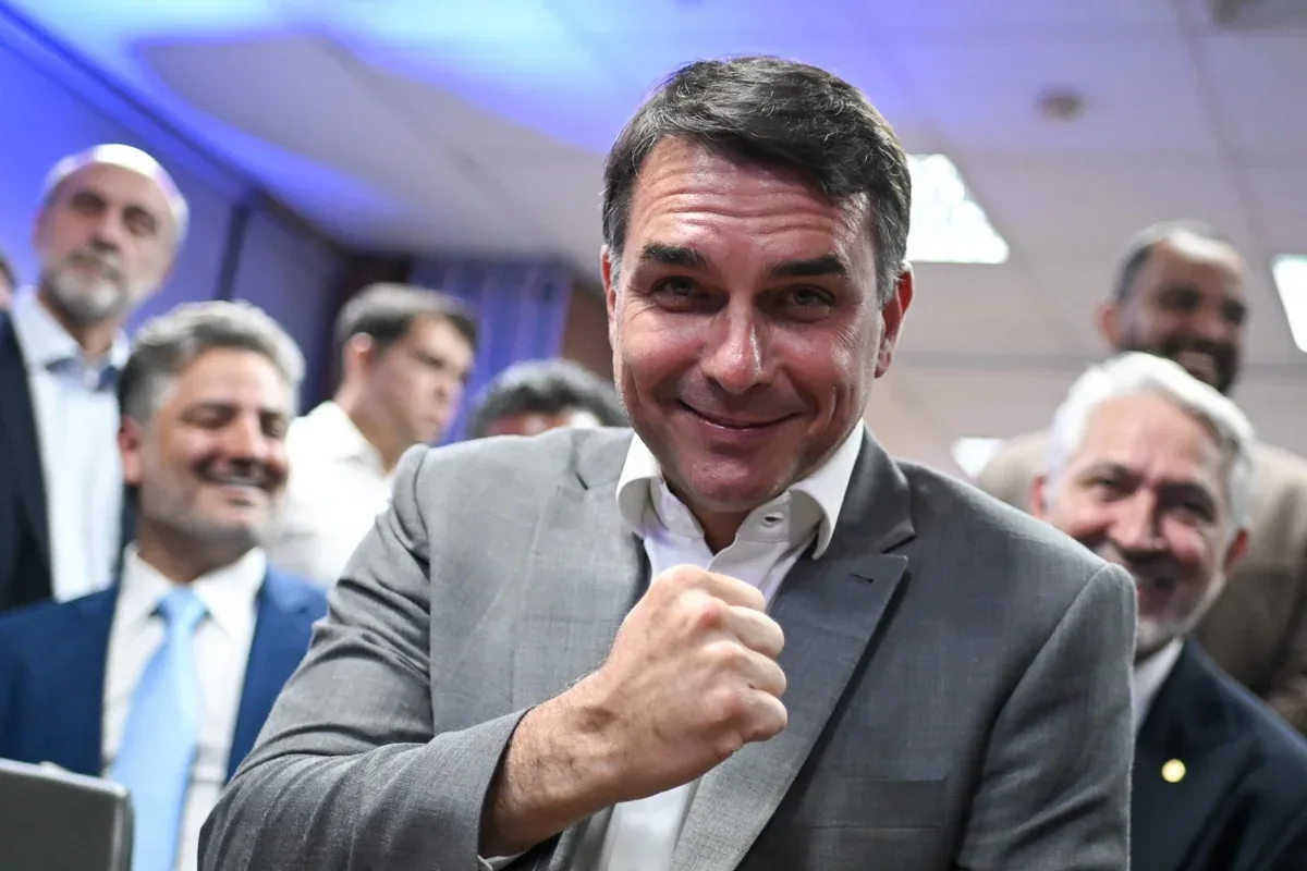 Tracking anima campanha e Flávio evita reagir a ataque sobre cortes sociais
