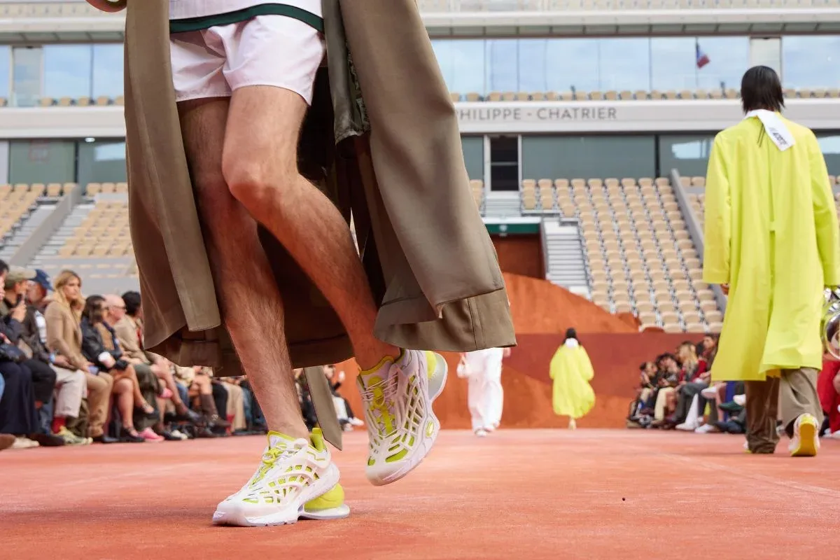 Lacoste transforma bola de tênis em salto e desconstrói estilo preppy