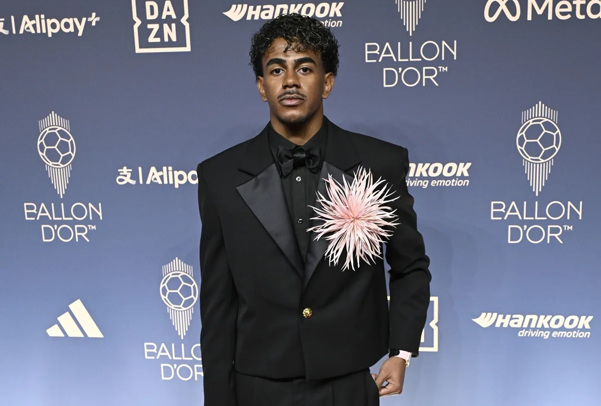 Lamine Yamal aposta em visual da Chanel para a Bola de Ouro 2026