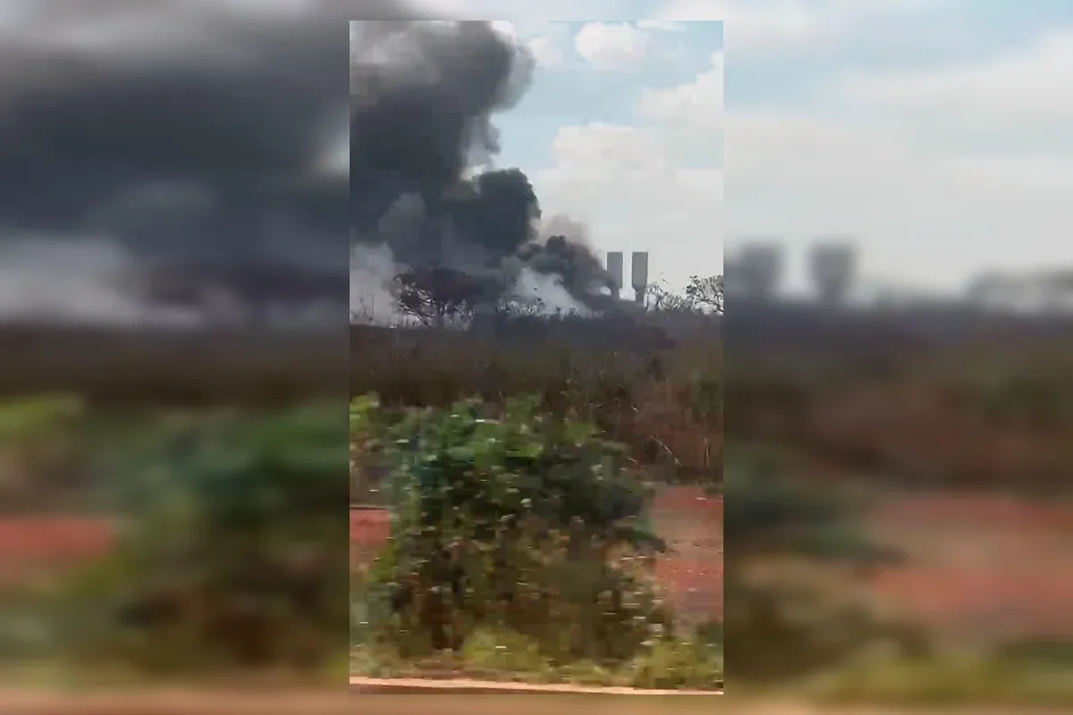 Incêndio de grandes proporções atinge galpão de recicláveis no DF