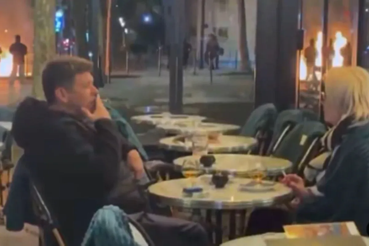Sempre teremos Paris: casal bebe e conversa em bar no meio de protestos