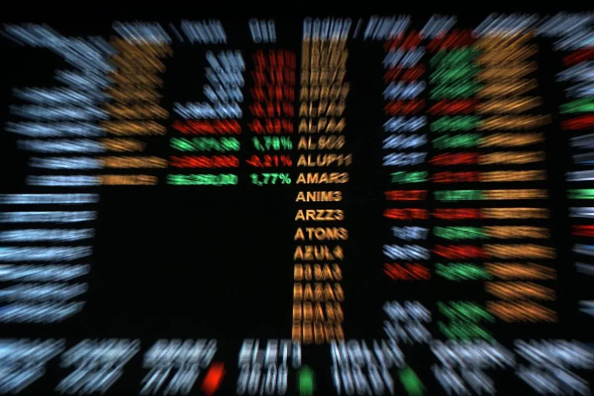Bolsa abre em baixa após fim da escala 6 x 1 e expectativa por pesquisa