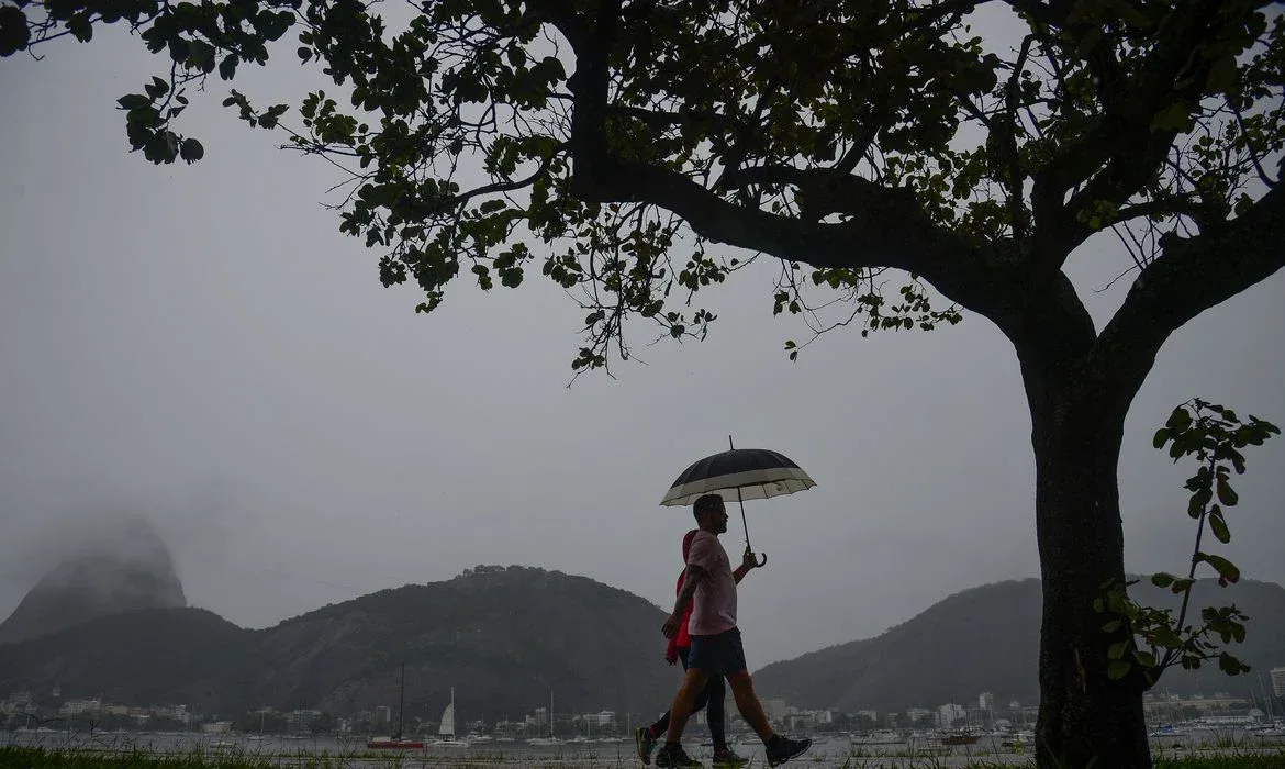 Frente fria e pancadas fortes de chuva marcam o dia; confira a previsão