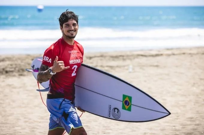 Gabriel Medina fica com vice em Portugal e sobe no ranking mundial