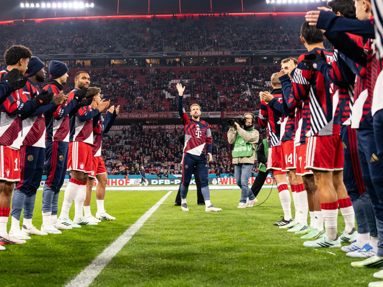 Harry Kane é ovacionado na Allianz Arena após ganhar a Bola de Ouro