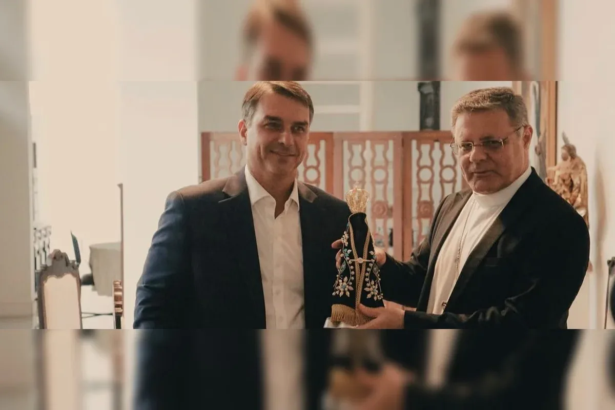 Flávio é recebido por arcebispo de Brasília e ganha imagem de Nossa Senhora