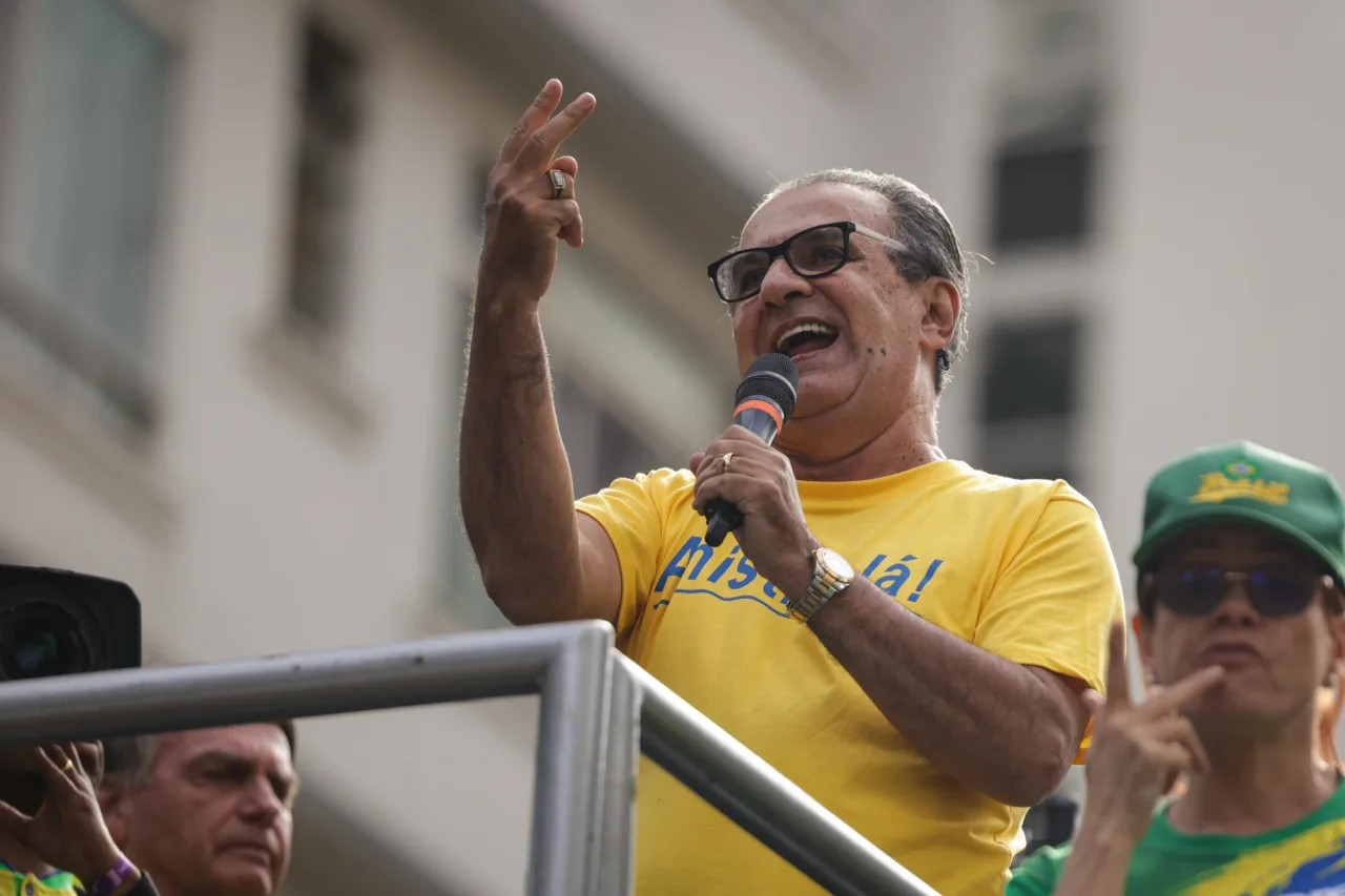 "Queriam o que? Que Flávio ficasse para ser preso?", dispara Malafaia
