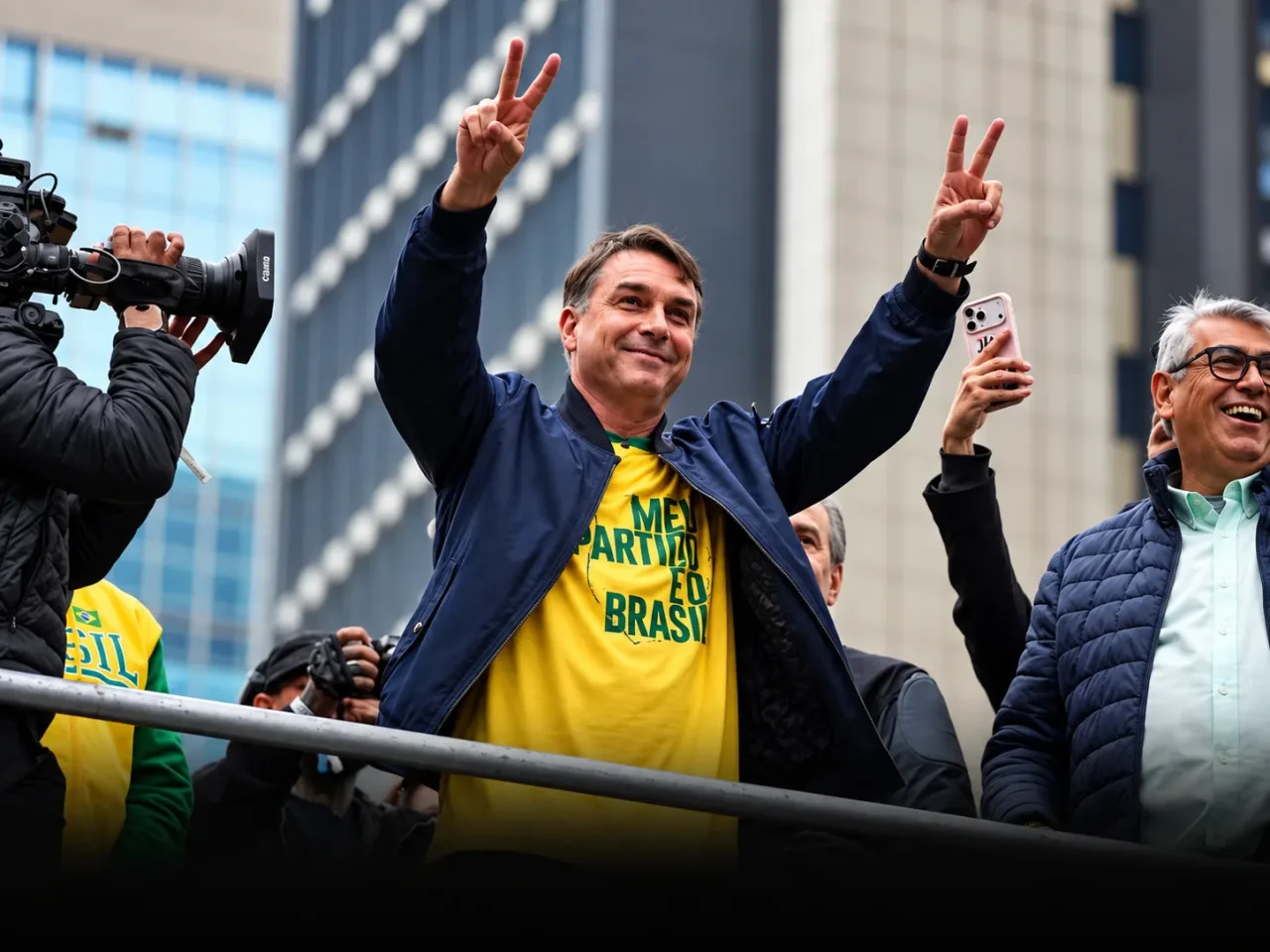 “Eu sou de direita e não bolsonarista. Precisamos separar as coisas. Flávio não seria minha primeira opção, mas, dado o cenário, será. Adultos fazem o que precisa ser feito; só crianças ficam esperneando”, diz eleitora