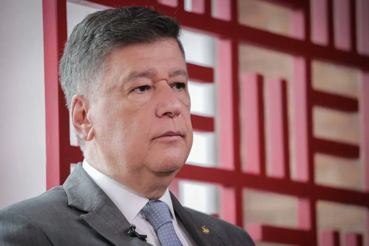 Derrotado, Carlos Viana acusa Nikolas de ter pensado "na própria vaidade"