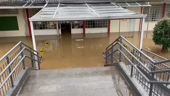 Chuva alaga escola no PR e provoca mudança no local votação; veja