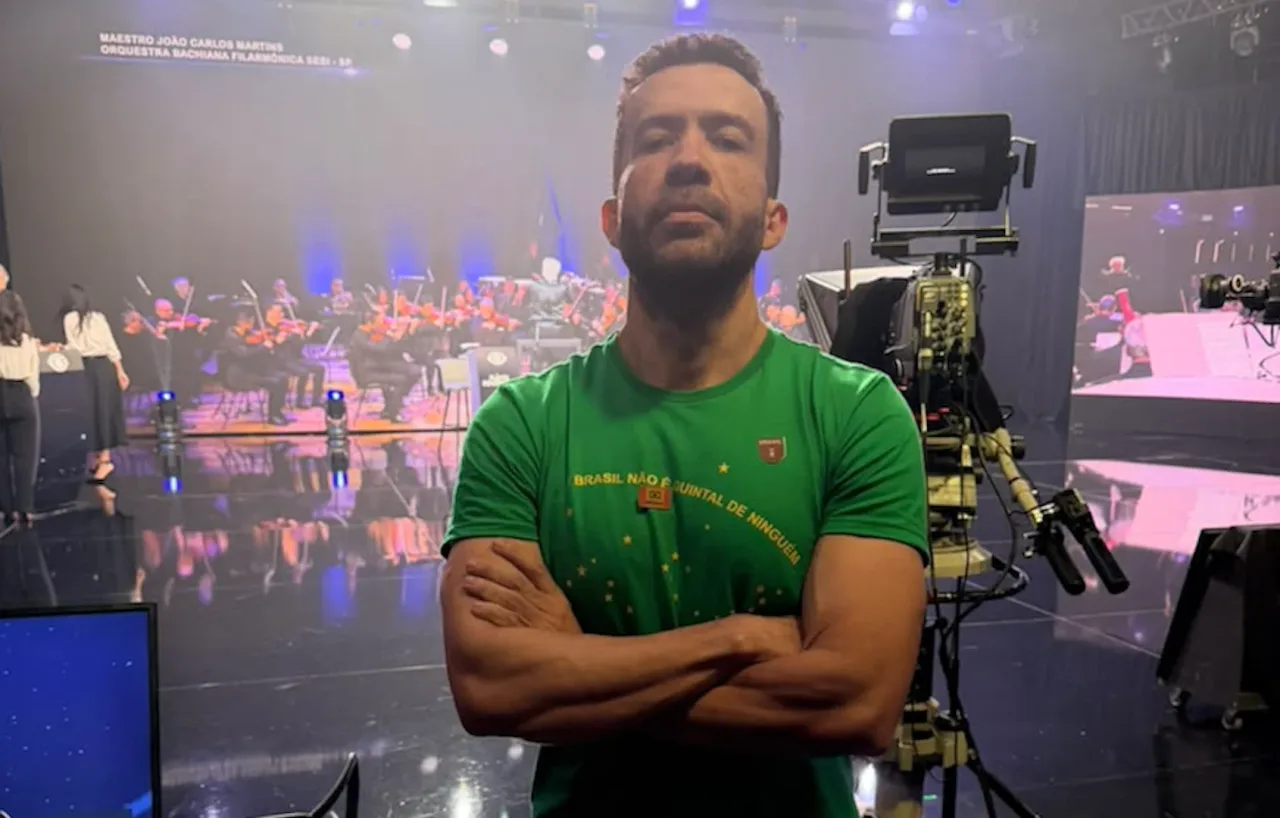 Janones posta foto sua em debate: “General chegou”