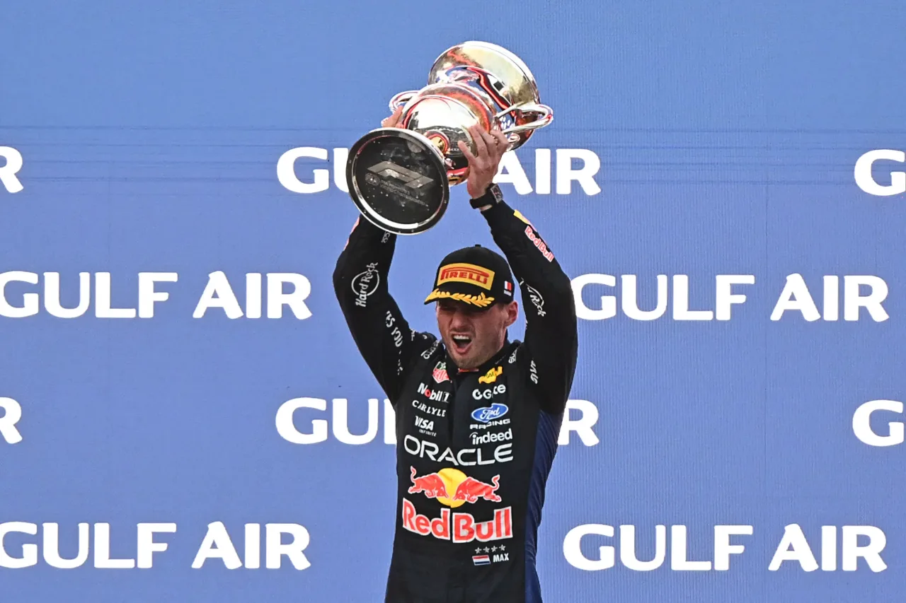 GP de Singapura: Verstappen amplia recorde em sprints após corrida com nove abandonos