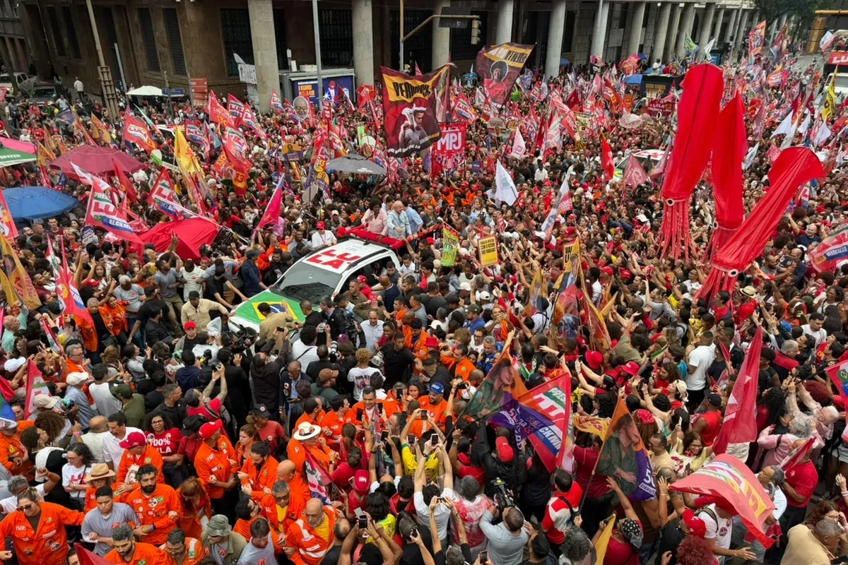 Lula diz confiar em vitória no 1º turno: "Biografia contra negatividade"